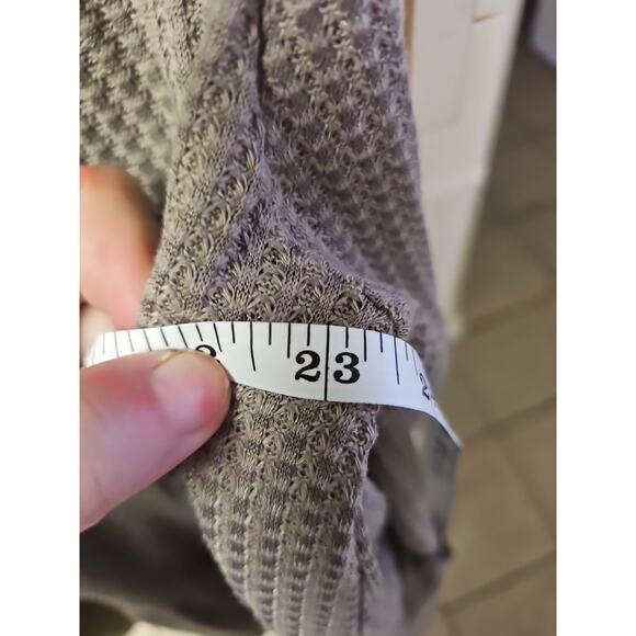 And The Why Gray Waffle Knit Top L – Ruffle Hem Hi-Low Peplum Button Blouse - Picture 5 of 5